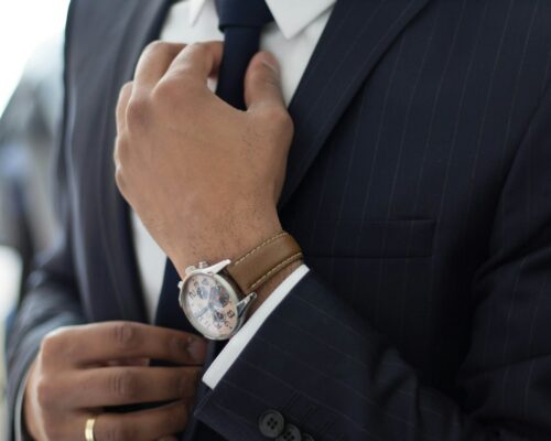 Yazlık Düğünlerde Damat Aksesuarları: Künye ve Kol Düğmesi