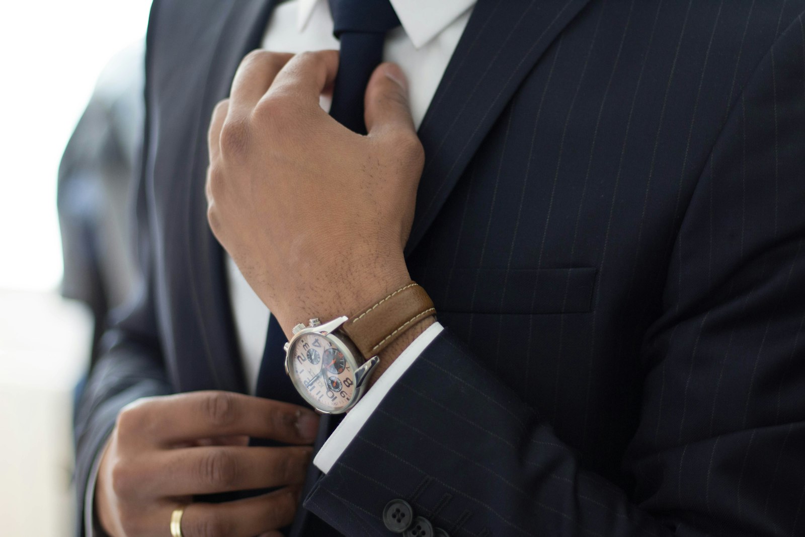 Yazlık Düğünlerde Damat Aksesuarları: Künye ve Kol Düğmesi